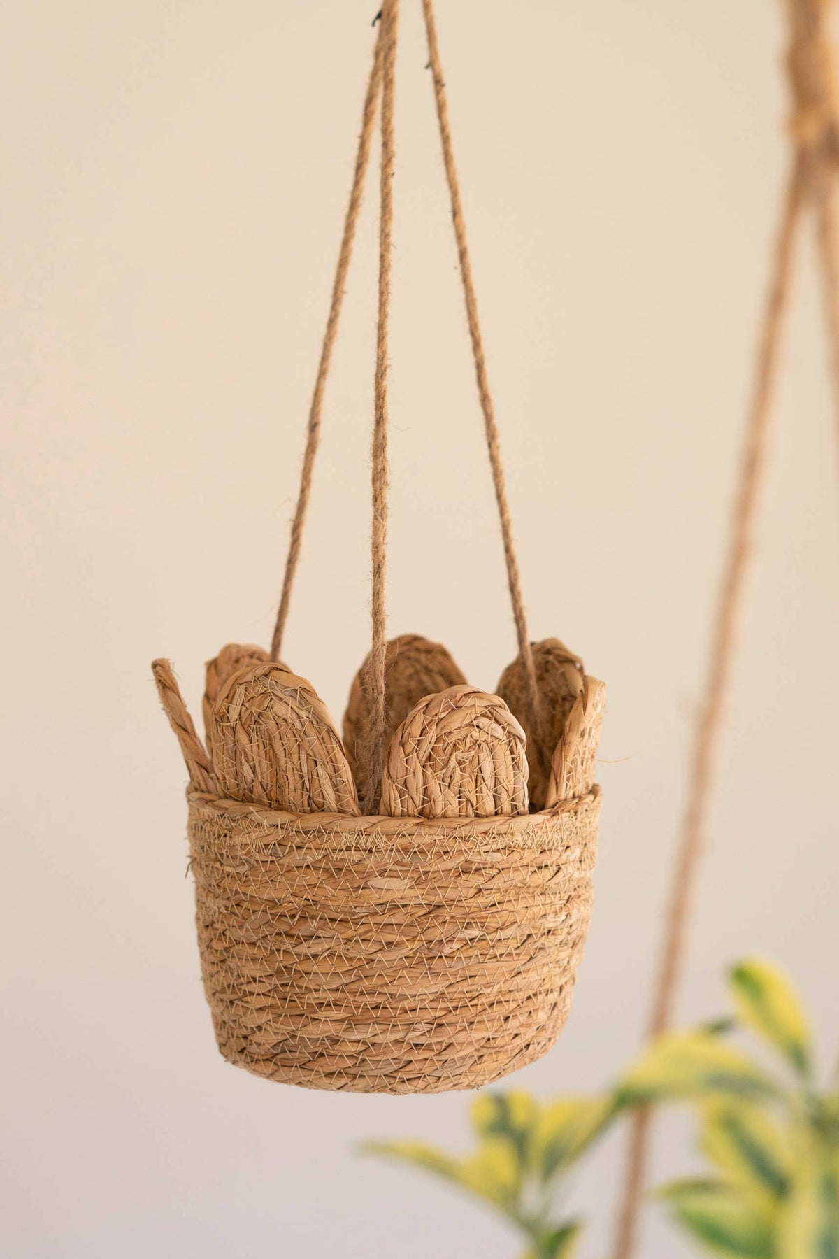 WOVEN SEAGRASS HANGING PLANTER BASKET